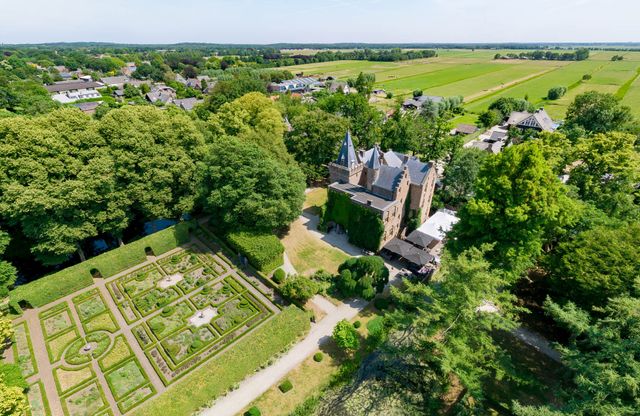 Luchtfoto Kasteel-Museum Sypesteyn met kasteeltuin