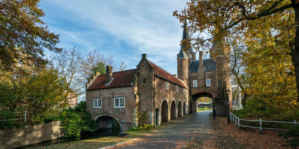 De Oostpoort in Delft in de herfst