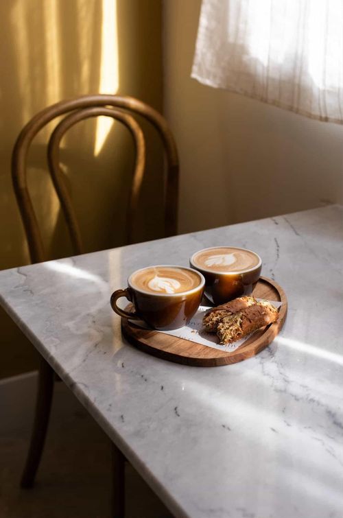 Op een tafel staat een kopje koffie