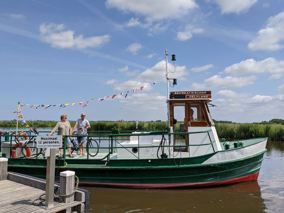 De veerpont de Kwakel in werking in Midden-Delfland