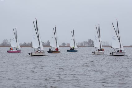 zeilbootjes op een meer in de winter