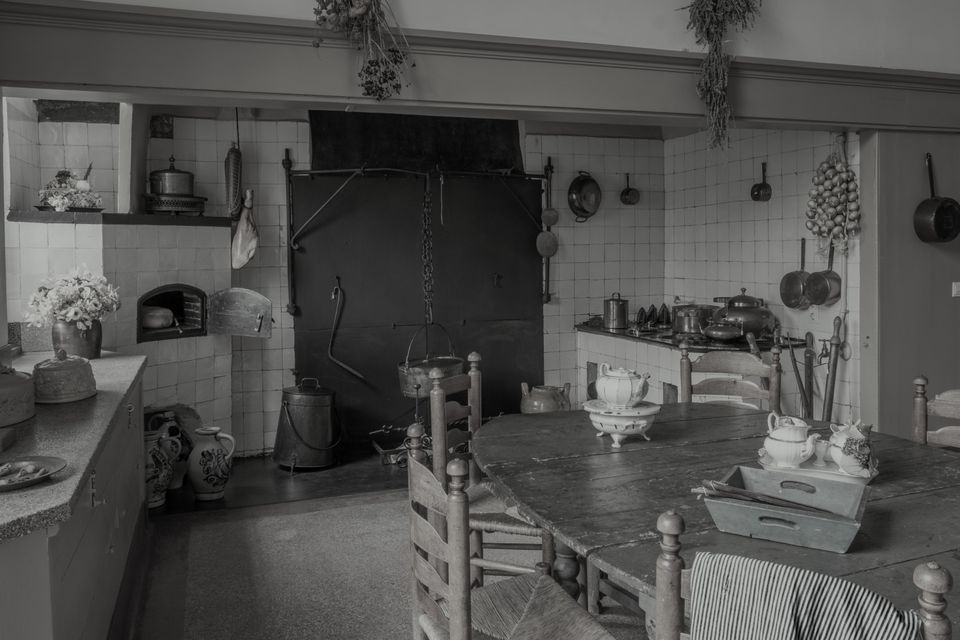 Aan tafel bij het familiepersoneel- keuken in Slot Zuylen