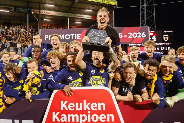 EMMEN, 24-03-2026 , Stadion Oude Meerdijk, Keukenkampioen divisie , seizoen 2025 - 2026 ,FC Emmen - SC Cambuur, Mark Diemers of SC Cambuur met promotie schild
