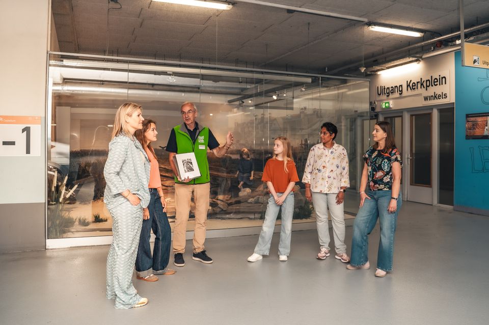 Historische parkeergarage Castellum in Woerden, Groene Hart, met een gids van Gilde Woerden die tijdens een stadswandeling uitleg geeft aan bezoekers bij archeologische vondsten.