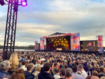 Muziekfestival IJM LIve in Vught met groot publiek en verlicht podium