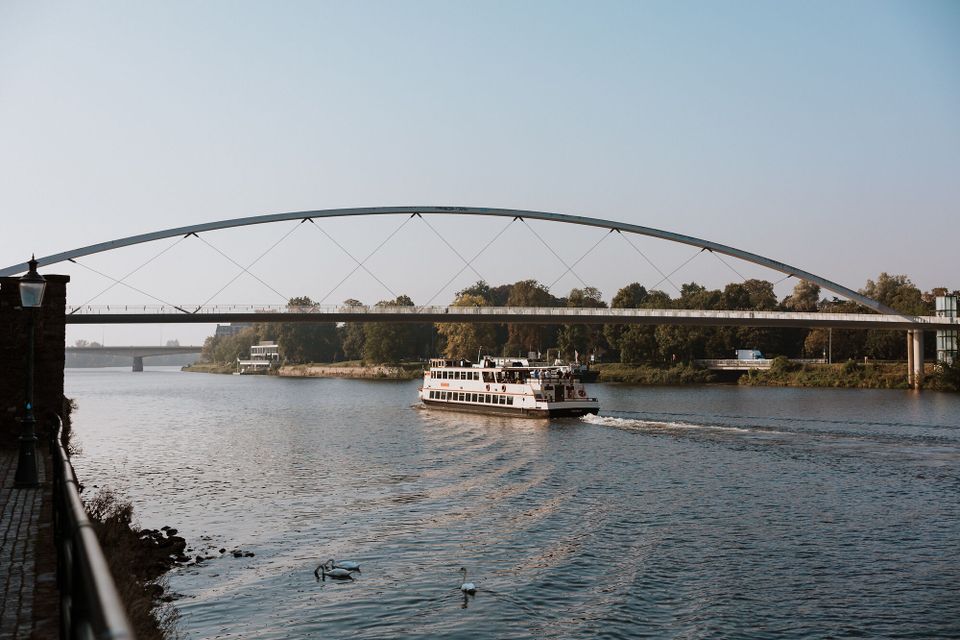 Hoge Brug Maastricht Maas boot zwanen