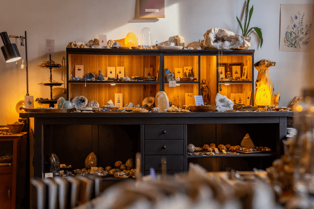 Een verborgen pareltje verstopt in het Jacobijnenhuis. Klein maar bomvol edelstenen winkeltje.