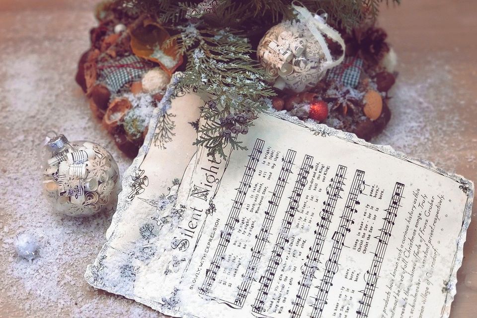 Kerstballen met bladmuziek
