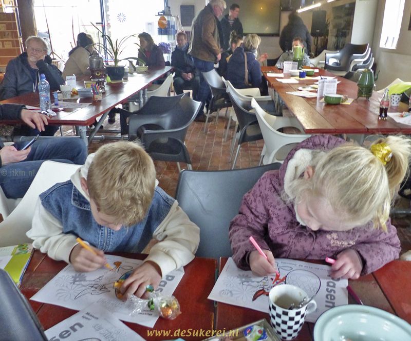 Kleurplaten kleuren bij museum De Sukerei