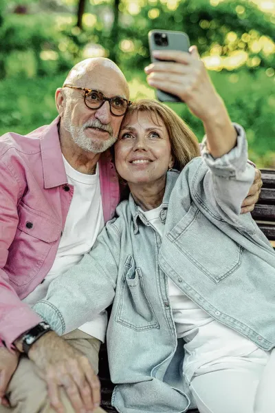 een man en een vrouw met een mobiele telefoon