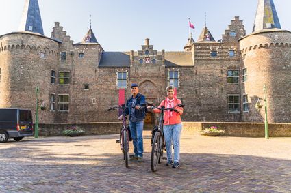 fietser voor Kasteel Helmond