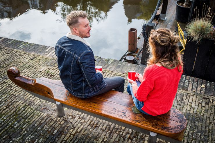 Doorlopers bankjes bij Keerpunt Dokkum