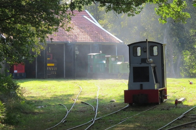 Twee kleine locomotiefjes in het Smalspoor Museum staan klaar, in afwachting van de bezoekers.