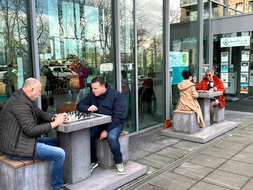 Mensen die aan het schaken zijn op het Wijkplein Where in Purmerend