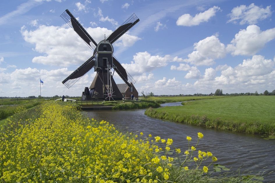 Windmolen langs de rivierenroute