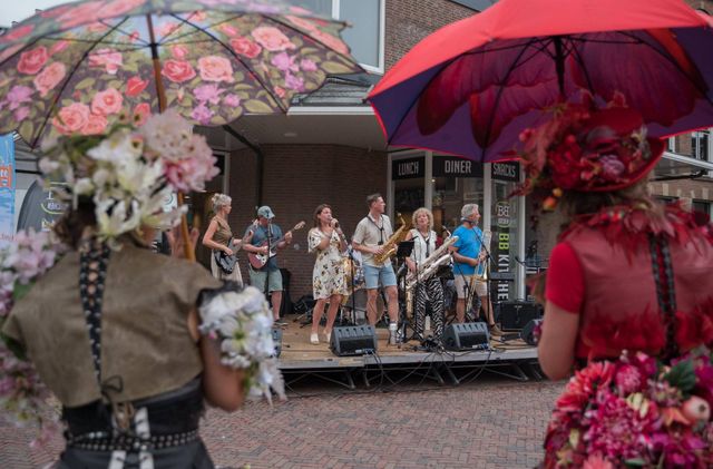 Een band speelt op de Marktstraat in Sneek tijdens Donderdagavond Swingterras.