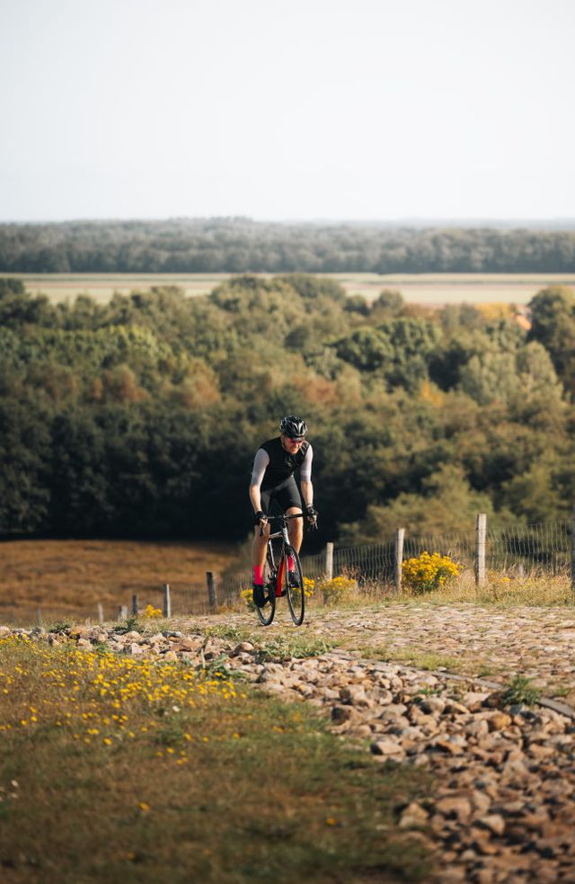 Een wielrenner beklimt de VAM-berg in Drenthe.