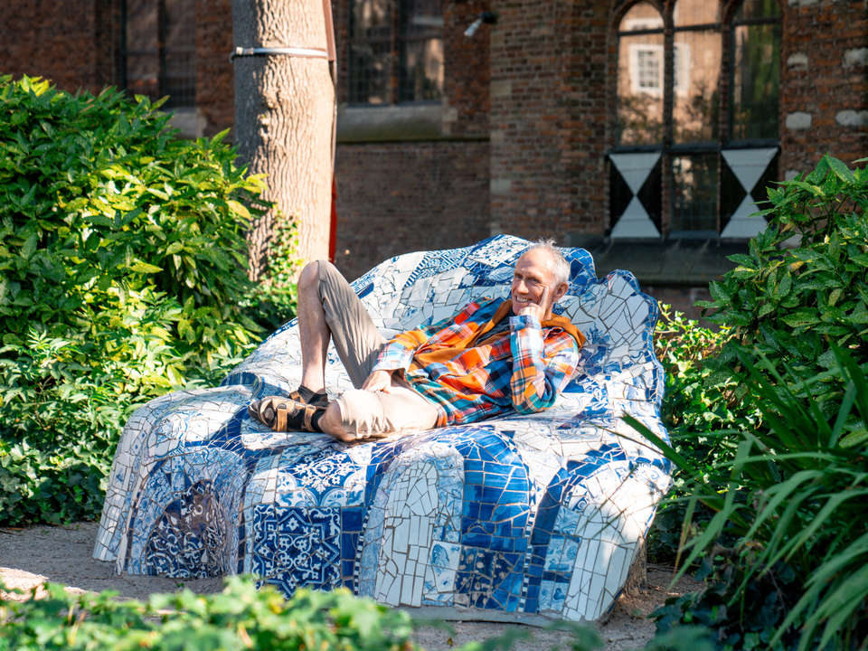 UITblinker Dick Stammes liggend op hommage gaudi