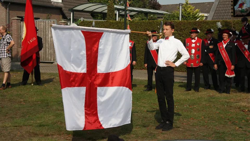 gildelid met rood-wit vaandel