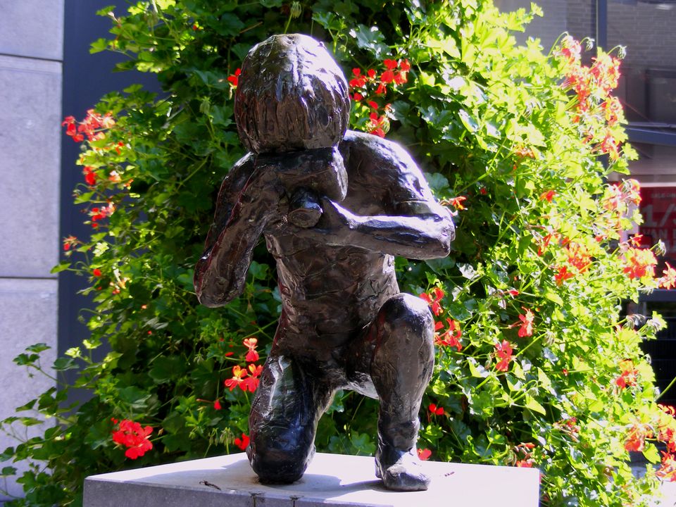 Beeld bij Lambertuskerk in Helmond