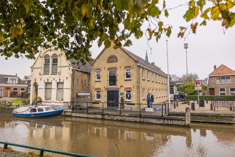 Tsiispakhus in Wommels met boot ervoor