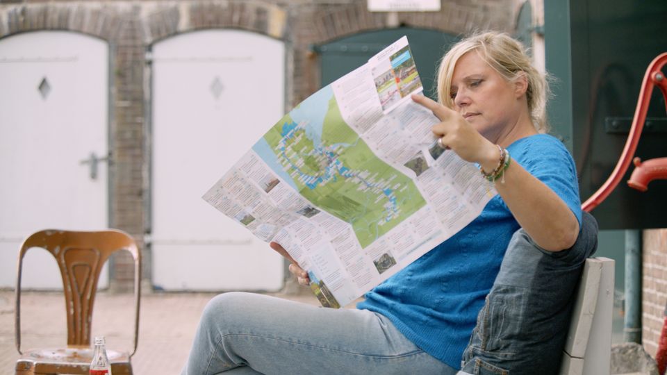 Margreet van Gils bekijkt de waterlinies kaart