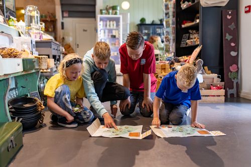 Kinderen ontdekken de folder met de kinderstreekproductenroute in De Beemster.
