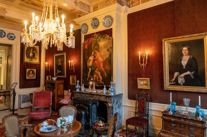 Binnen in het Museum Paul Tétar van Elven in een kamer