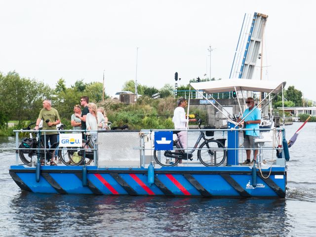 Het pontje onderweg naar de Hellingshaven