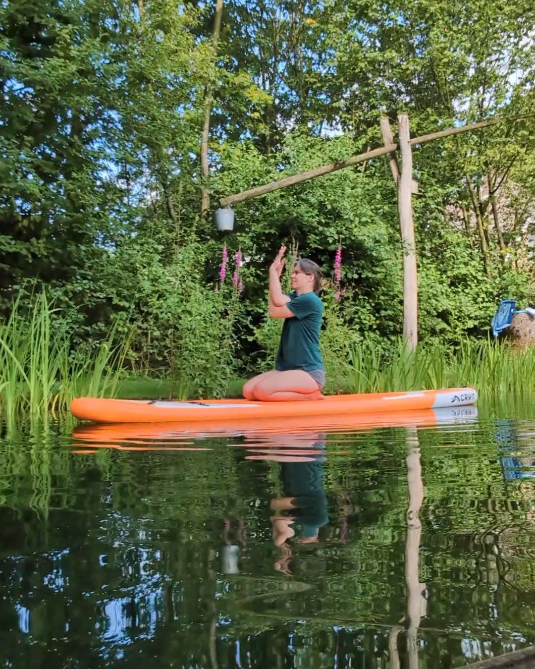 een yoga-houding op een supplank