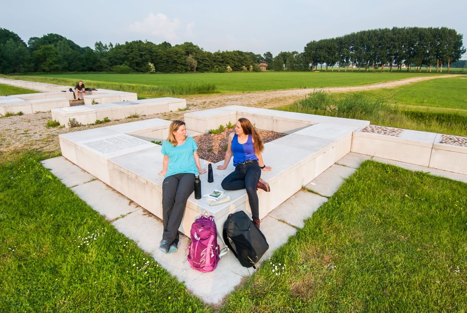 Wandelaars rusten uit op Castellum Fectio