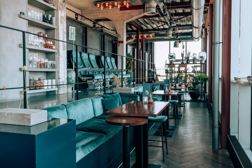 Bold Rooftopbar interieur banken tafels