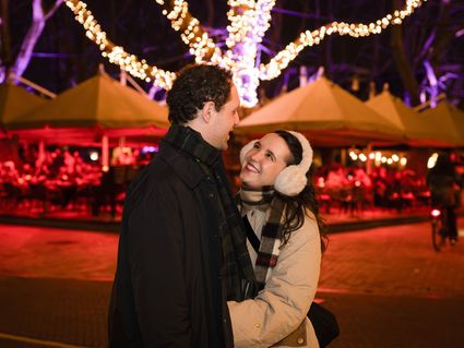 Een koppel op een gezellige verlichte beestenmarkt in Delft