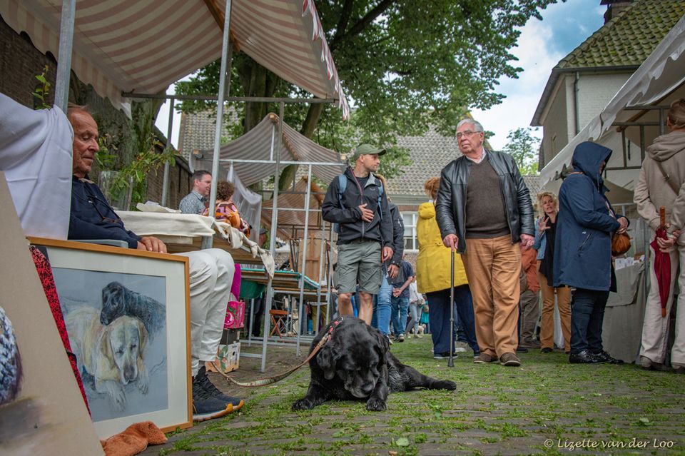 mensen op een kunstmarkt