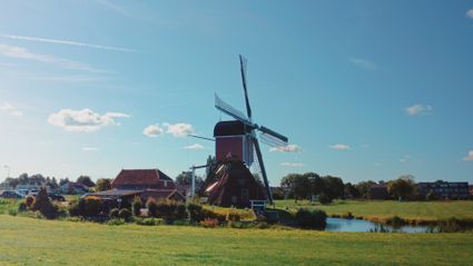 Hoogmadese molen te zien vanaf de zijkant en vanuit de polder in Hoogmade