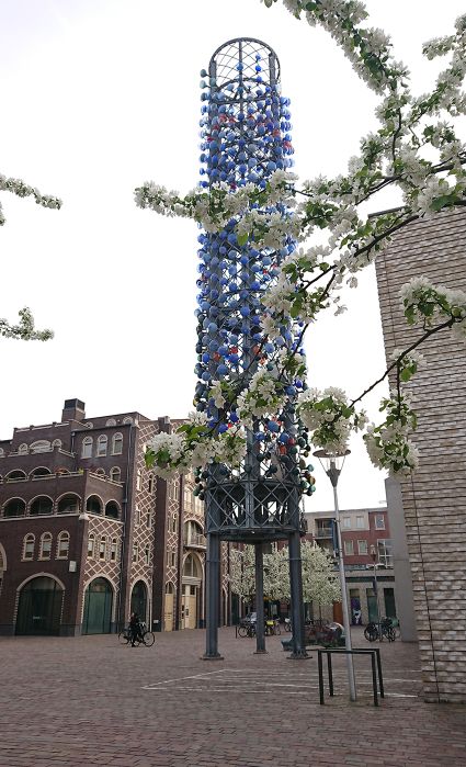 De Zingende Toren staat op het plein bij de CultuurCampus in Vleuterweide. De Toren is een bijzonder beeldend kunstwerk van glaskunstenaar Bernard Heesen.
