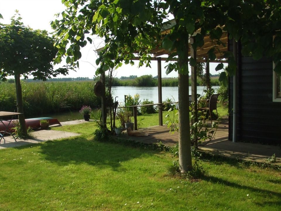 De buitenkant met tuin van de Koggenbungalow in Schardam