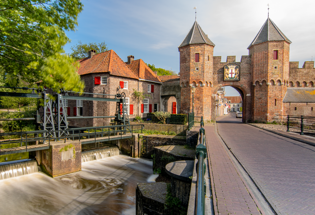 De Koppelpoort in Amersfoort, een goed bewaard gebleven middeleeuwse stadspoort met waterkering, onderdeel van Hollandse Ambachten Utrecht Region.