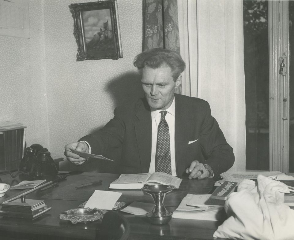TT-administarteur Jan Weggemans aan het werk achter zijn bureau.