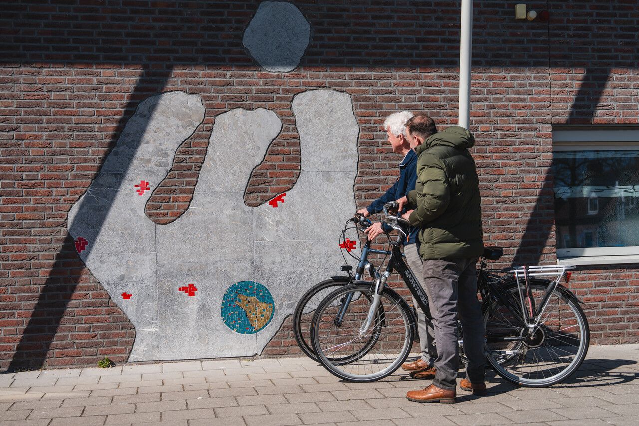 Fietsers bij Timberwolves monument in Standdaarbuiten