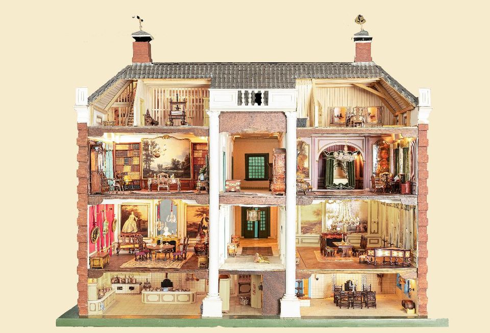 Poppenhuis Goudensteijn aan binnenzijde met gedetailleerd ingerichte kamertjes