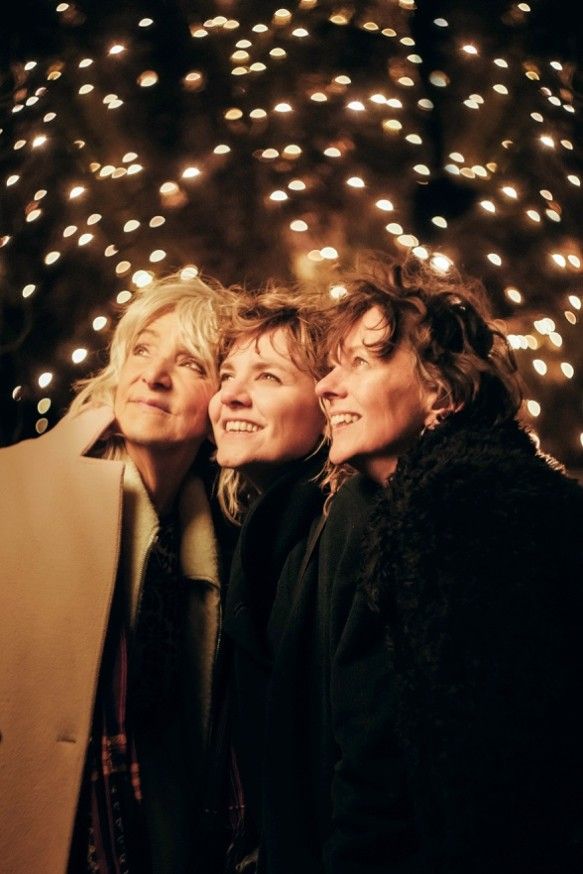foto van The Lasses & Leoni Jansen met kersverlichting op de achtergrond