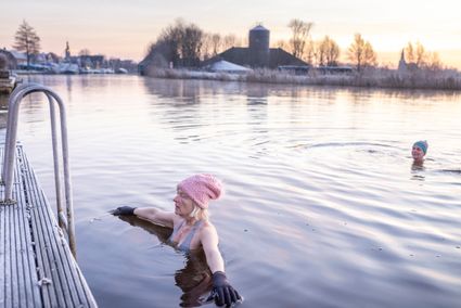 een vrouw aan het winterzwemmen