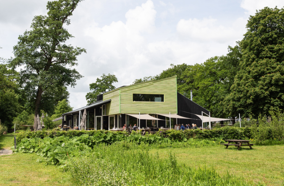Terras van restaurant Brambergen gelegen aan de rand van het bos.