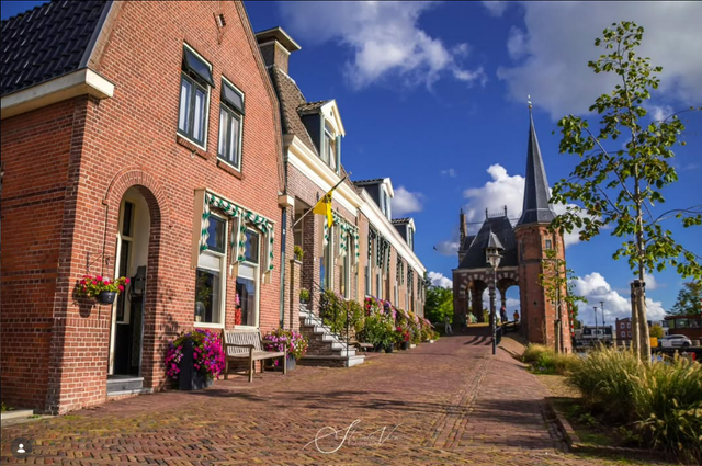 Foto Sneek met de Waterpoort op de achtergrond