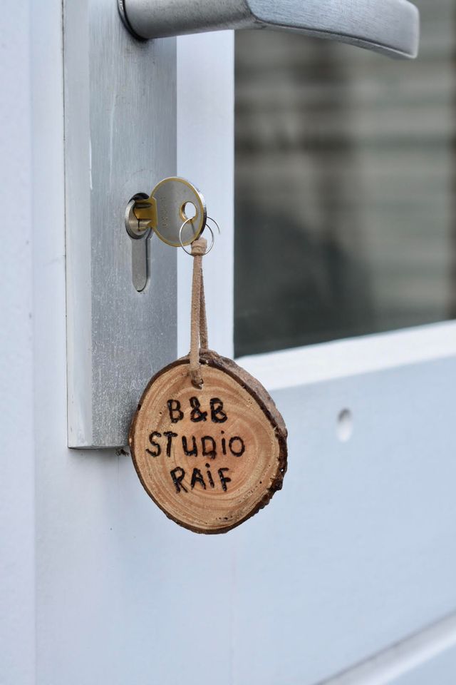 Je hebt een eigen entree aan de achterkant van de woning. Via de statige trap kom je op de verdieping waar de slaapkamers en badkamer zich bevinden. Je kunt dus gaan en staan wanneer je wilt en je kunt gebruiken maken van de fietsen.