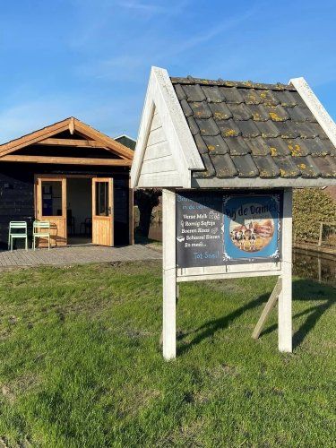 Boerderijwinkel van Bij de Dames van Vergeer in Hekendorp met verse melk, softijs en streekproducten.
