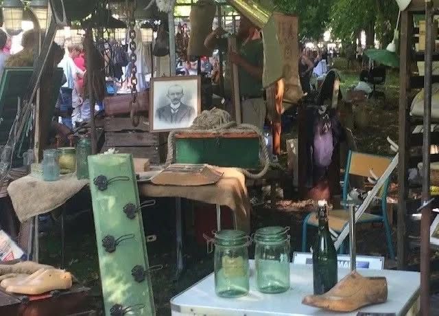 Een markt met allerlei spullen op de kramen