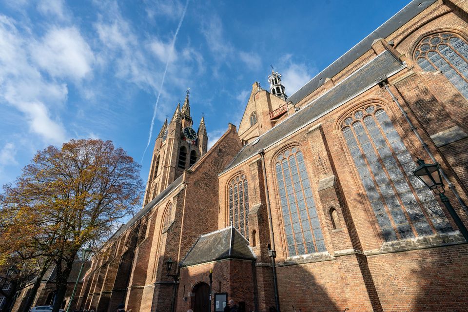 Een zijaanzicht van de Oude Kerk overdag
