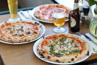 Pizza's en drankjes